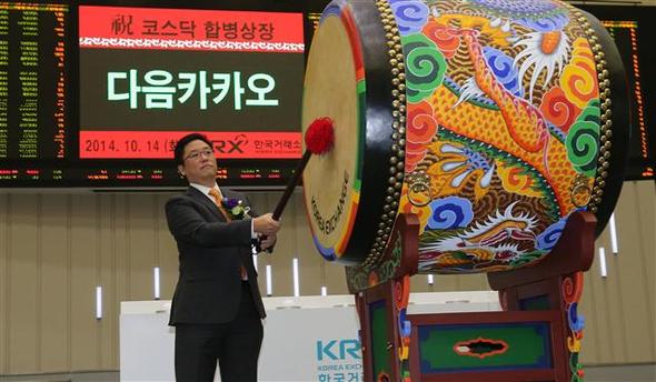 최세훈 다음카카오 공동대표가 14일 오전 서울 여의도 한국거래소에서 열린 다음카카오 합병 코스닥 상장 행사에서 상장을 알리는 북을 치고 있다. 다음 주가는 이날 급등세를 보이며, 전날보다 8.33％ 오른 13만9100원으로 거래를 마감했다. 연합뉴스