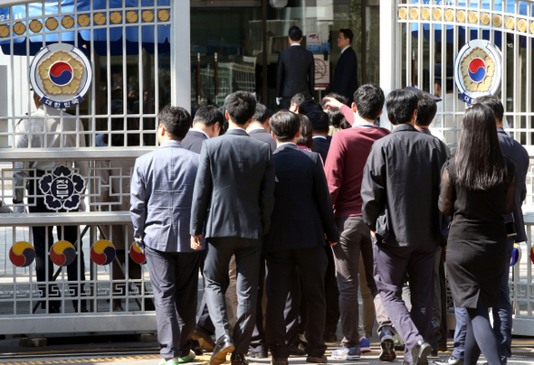 공무원들이 정부서울청사에서 점심 식사를 하러 청사 밖으로 걸어나가고 있다. 김태형 기자 xogud555@hani.co.kr