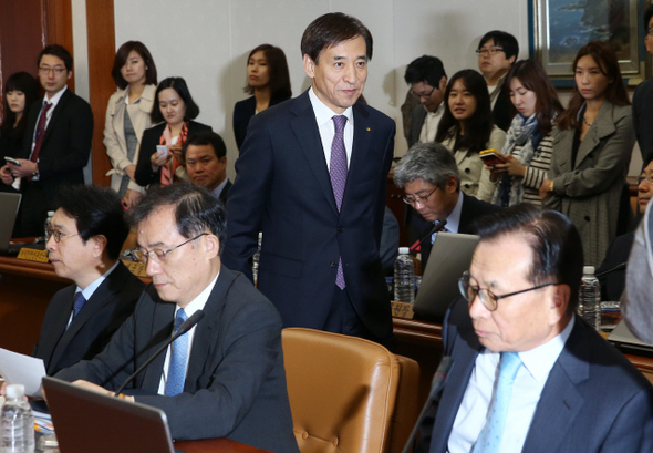 이주열 한국은행 총재가 15일 오전 서울 중구 남대문로 한국은행에서 열린 금융통화위원회에 참석하기 위해 회의장으로 들어서고 있다. 공동취재사진