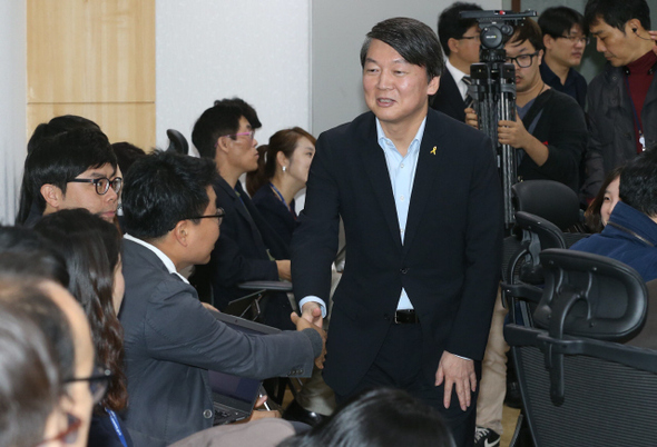 안철수 새정치민주연합 의원이 15일 오전 국회 의원회관에서 조직강화특위 불참 입장을 밝히려고 간담회를 하기에 앞서 기자들과 인사를 나누고 있다. 이정우 선임기자 woo@hani.co.kr