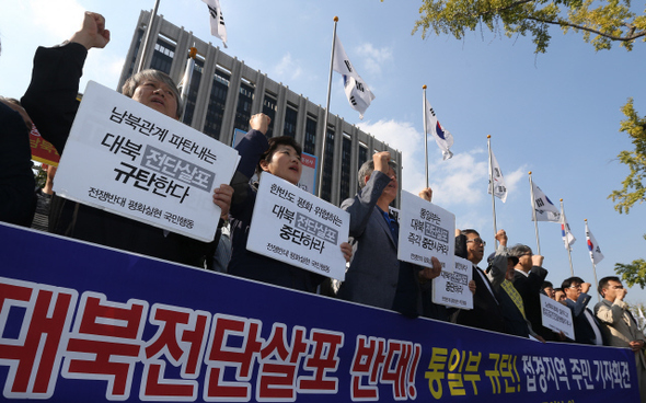‘대북전단살포 및 애기봉등탑 반대 시민공동대책위’에 소속된 경기도 김포, 고양, 파주 등 북한 접경지역 주민들과 시민사회단체 회원들이 지난 15일 오후 서울 세종로 정부서울청사 앞에서 최근 한 탈북자단체의 대북전단 살포와 이를 방치한 정부를 비판하며 국민을 불안에 빠뜨리는 대북전단 살포를 중단하라고 촉구하고 있다. 신소영 기자 viator@hani.co.kr