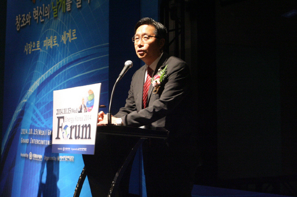 에너지관리공단(이사장 변종립)은 15일 서울 삼성동 그랜드 인터컨티넨탈 호텔에서 ‘2014 대한민국 에너지대전 포럼’을 열었다. 국회 산업통상자원위원회 전하진 의원이 축사를 하고 있다. 