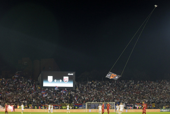 14일(현지시간) 2016 유럽축구연맹(UEFA) 유럽축구선수권대회(이하 유로 2016) I조 조별리그 세르비아-알바니아 경기가 열리고 있는, 세르비아 베오그라드의 파르티잔 스타디움 공중에 알바니아 국기 그림 배너를 단 무인기(드론)가 등장했다. 이에 성난 세르비아 팬들의 경기장 난입 등으로 경기가 41분만에 중단됐다. (AP=연합뉴스) 