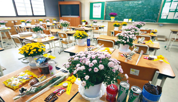 15일 오후 경기 안산시 고잔동 단원고 2학년 4반 교실 책상에 화분과 꽃송이, 음료수 등이 놓여 있다. 꽃이 시들지 않는 이유를 묻자 한 생존학생 학부모는 “아이들을 잊지 못하는 가족과 친구들, 학교 교직원들이 늘 새 꽃으로 바꿔준다”고 말했다. 안산/이정아 기자 leej@hani.co.kr