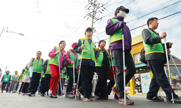 세계 ‘흰지팡이의 날’인 15일 오전 경기도 가평군 가평읍사무소 앞에서 시각장애인들이 행진을 하고 있다. 흰지팡이의 날은 세계시각장애인연합회가 각장애인들의 권리를 보호하고 사회적인 관심과 배려를 이끌어내자는 취지로 1980년 10월15일 선포했다. 
가평/연합뉴스
