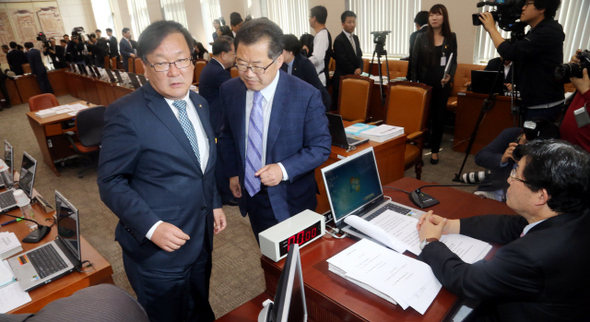 국회 교육문화체육관광위원회 여야 간사인 김태년 새정치민주연합 의원(왼쪽)과 신성범 새누리당 의원이 16일 오전 국회에서 서울·경기·강원교육청을 상대로 한 국정감사 중 황우여 교육부장관의 출석 여부 등을 논의하려고 자리를 떠나고 있다. 이날 교문위 국감은 야당 의원들이 전날(15일) 황우여 장관과 최경환 기획재정부 장관의 누리과정 예산 관련 기자회견을 강하게 비판하며 황 장관의 긴급출석을 요구해 일시 중지되기도 했다. 김경호 선임기자 jijae@hani.co.kr 