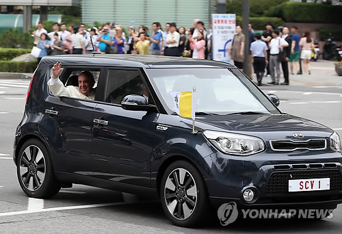 지난 8월에 방한한 프란치스코 교황이 서울 중구 을지로입구 교차로에서 궁정동 교황청대사관으로 향하며 시민들에게 손을 흔들어 인사하고 있다. (연합뉴스)