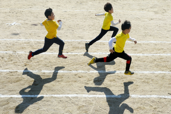 가족한마당큰잔치는 가을대운동회의 새 이름이다. 지난 8일 서울 마포의 한 초등학교 운동장에서 저학년 50미터 달리기에 나선 어린이들이 저마다 있는 힘을 다해 달려나간다. 마치 하늘을 날듯이 달리는 얼굴에 나타나는 승부욕은 골인 지점을 통과하고 나니 어느새 햇살보다 더 밝고 가을 하늘보다 맑은 웃음소리로 변해 서로를 위로하고 격려한다. 1등도 꼴찌도 없는 동심의 세계, 그래서 평생 잊지 못할 친구가 되고 깊은 우정이 쌓이는가 보다.  
강재훈 선임기자 <A href="mailto:khan@hani.co.kr">khan@hani.co.kr</A> 