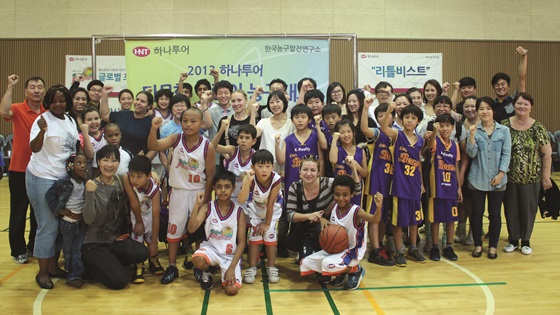 2014 하나투어 전국 다문화-유소년 농구대회가 오는 25일 서울 명일동 배재고등학교 체육관에서 열린다. 하나투어 제공