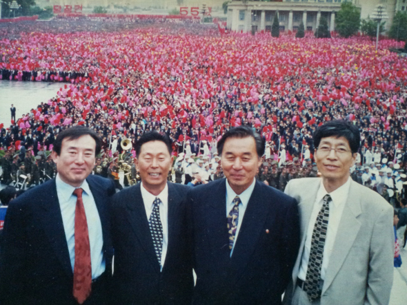 고 김용태 선생은 생전에 북한을 일곱차례 방문하며 남북 문화교류 활동에 매진했다. 사진은 두번째 평양 방문인 2000년 10월10일 노동당 창건 55돌 기념행사 참관 때로, 왼쪽부터 당시 조성우 민화협 남쪽 대표, 김용태 민예총 이사장, 김영성 민화협 북쪽 준비위 부위원장, 박인배 민예총 기획실장.