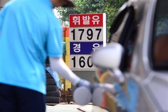 휘발유 가격이 3주째 연이어 내리며 3년 만에 최저가를 기록했다. 27일 오전 서울 영등포구 대림로 한 주유소에 휘발유 가격이 1797원으로 표시돼 있다. 한겨레 자료 사진