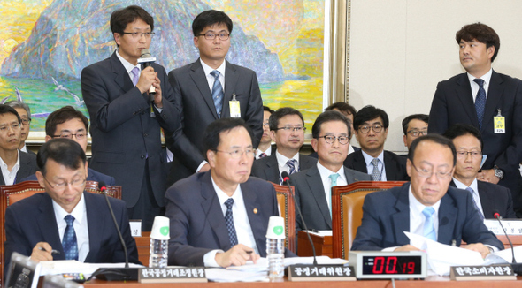 20일 오후 국회 정무위원회의 공정거래위원회 국정감사에 증인으로 출석한 박대준 쿠팡 그룹장(선 이들 중 왼쪽부터), 장석훈 위메프 이사 등 온라인 유통업체 대표자들이 소셜커머스 허위 과장 광고와 관련한 의원들의 질의에 답하고 있다. 앞줄 오른쪽은 노대래 공정거래위원장.  이정우 선임기자 woo@hani.co.kr