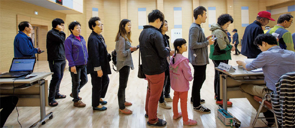 지난 9일 치러진 강원도 삼척 원자력발전소 유치 찬반 주민투표 교3동 투표소에 시민들이 줄을 서 있다. 이날 주민들은 투표율 67.94%에 반대 84.97%로 원자력발전소 건설 반대를 결정했다. 삼척/글·사진 박승화 <한겨레21> 기자 eyeshoot@hani.co.k