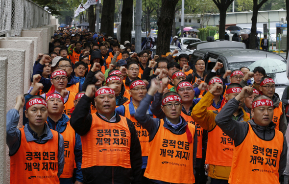 전국공무원노동조합(공무원노조) 조합원들이 20일 오후 서울 종로구 세종로 정부서울청사 후문 앞에서 정부의 공무원연금 개편안에 반대하며 ‘공적연금 개악 저지’ 구호를 외치고 있다.  이종근 기자 root2@hani.co.kr