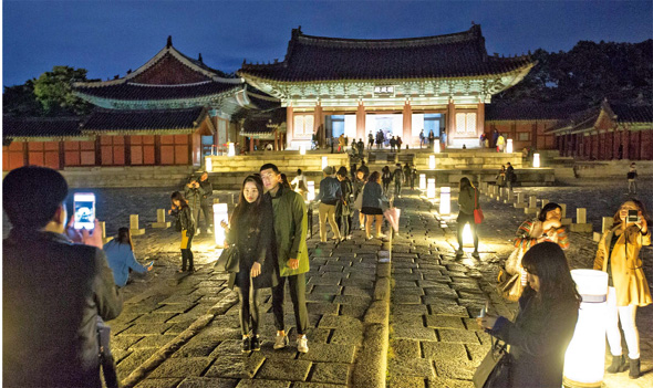 국립고궁박물관이 단풍철을 맞아 경복궁과 창경궁의 야간 특별개방을 시작했다. 야간 개방은 다음달 초까지 이어지며 관람 시간은 오후 7~10시다. 개방 첫날인 21일 저녁 서울 종로구 창경궁을 찾은 시민들이 기념사진을 찍고 있다. 김성광 기자 <A href="mailto:flysg2@hani.co.kr">flysg2@hani.co.kr</A>