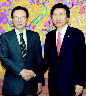 윤병세 외교부 장관이 같은 날 오후 서울 종로구 세종로 정부서울청사 별관에서 야치 쇼타로 일본 국가안전보장회의(NSC) 사무국장을 만나고 있다. 야치 국장은 아베 신조 일본 총리의 최측근 ‘외교책사’로 불린다. 청와대사진기자단, 공동취재사진