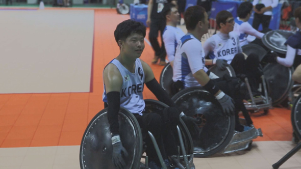 휠체어럭비 대표팀의 최연소 선수 박우철(15)이 21일 인천 선학체육관에서 열린 장애인아시안게임 휠체어럭비 말레이시아와의 경기중 휴식시간에 관중석을 바라보고 있다. ‘한겨레TV’ 영상 갈무리