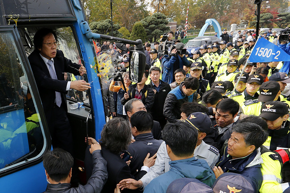대북전단날리기국연합 회원들이 타고 온 버스가 25일 오전 경기 파주시 임진각에 들어서려 하자, ‘대북삐라‘를 반대하는 주민들과 시민단체 회원들이 계란을 차량에 던지고 있다. 파주/김명진 기자 littleprince@hani.co.kr
