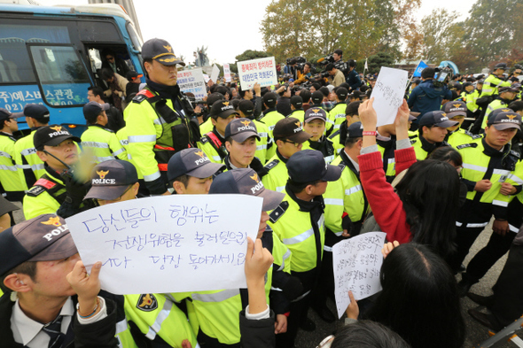 31일 새벽 한 탈북자단체가 경기도 포천에서 비공개로 대북 전단을 살포했으나 출동한 경찰과 군은 단체 대표 신변보호만 하며 지켜봤다. 사진은 대북전단보내기국민연합 등 대북전단을 날려 보내려는 보수단체 회원들(왼편 차량 쪽 사람들)과 이를 막으려는 파주지역 주민·진보단체 회원들이 25일 오전 경기 파주시 임진각 들머리에서 경찰을 사이에 두고 대치하고 있는 모습. 파주/김태형 기자 xogud555@hani.co.kr