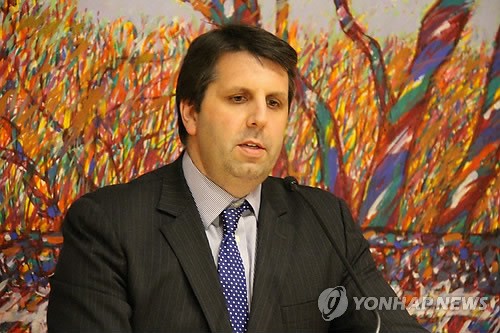 마크 리퍼트 주한 미국대사는 24일(현지시간) 오후 워싱턴DC 주미 대사관저에서 열린 취임축하 리셉션에서 "한미관계가 이처럼 강건했던 적은 없었으며 미국이 전세계적으로 맺고 있는 가장 중요한 관계 가운데 하나"라고 말했다. 연합뉴스