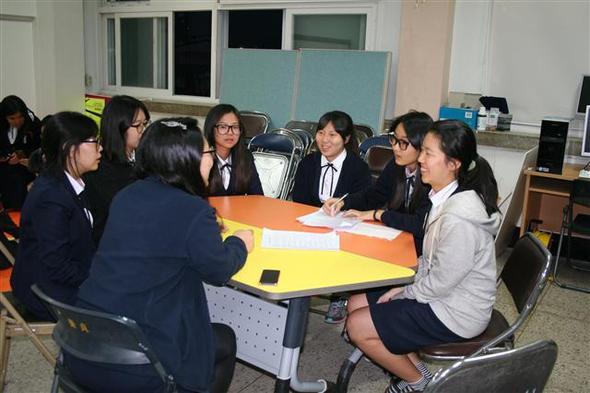 지난 20일 이천 양정여고 학생회의실에서 창업동아리 ‘양곱창’ 학생들이 학교앞 분식집에 대한 학생 만족도 조사결과를 두고 회의를 하고 있다.