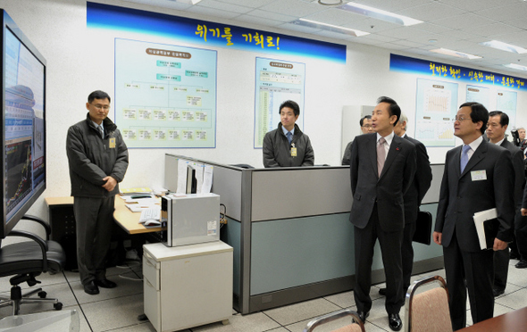 2009년 10월8일 이명박 당시 대통령이 청와대 지하 벙커에서 열린 첫 비상경제대책회의를 마치고 상황실을 둘러보고 있다. 청와대 제공