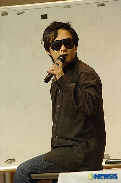 ‘마왕’이란 별칭을 갖고 있는 신해철이 2007년 광주 조선대 경상대에서 학생들을 상대로 강연하고 있다. ‘마왕’이란 별칭을 갖고 있는 신해철이 2007년 광주 조선대 경상대에서 학생들을 상대로 강연하고 있다.