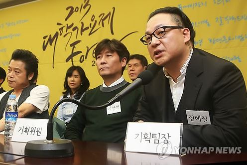 2013년 서울 중구 태평로1가 한국프레스센터에서 열린 ‘2013 대학가요제 Forever’ 제작발표회에서 신해철 기획팀장(오른쪽)이 질문에 답하고 있다.