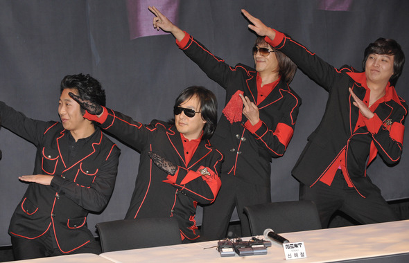 2008년 상수동 상상마당에서 4년만에 새로운 앨범 ‘666’을 발매한 그룹 ‘넥스트’의 신해철이 멤버들과 함께 새 음반에 실린 노래를 열정적인 모습으로 선보이고 있다. 왼쪽부터 이철민 대표, 김세황(기타), 신해철(보컬), 지현수(키보드), 제이드(베이스), 김단(드럼). 2008년 상수동 상상마당에서 4년만에 새로운 앨범 ‘666’을 발매한 그룹 ‘넥스트’의 신해철이 멤버들과 함께 새 음반에 실린 노래를 열정적인 모습으로 선보이고 있다. 왼쪽부터 이철민 대표, 김세황(기타), 신해철(보컬), 지현수(키보드), 제이드(베이스), 김단(드럼).