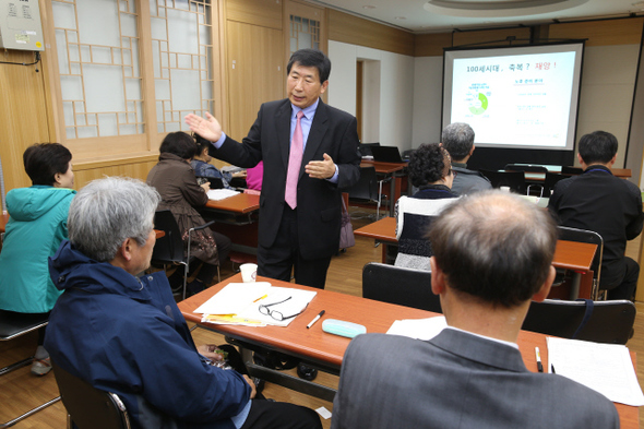 은퇴전문강사 김경철씨가 21일 오후 서울 종로구 수표로 인생설계아카데미 강의실에서 은퇴자들에게 강의를 하고 있다.  탁기형 선임기자 khtak@hani.co.kr