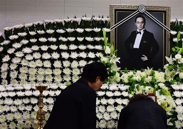 저산소 허혈성 뇌손상으로 숨진 신해철의 빈소가 28일 서울 송파구 서울아산병원 장례식장에 마련됐다. 조용필, 한대수, 싸이 등 많은 선후배·동료 가수·방송인들이 빈소를 찾아 신해철을 추모했다. 사진공동취재단