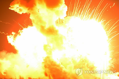 국제우주정거장으로 향하던 무인 우주화물선이 28일(현지시간) 오후 6시22분께 미국 버지니아주 월롭스섬의 기지에서 발사된 지 6초 만에 폭발했다고 미국 항공우주국이 밝혔다. 발사 직후 폭발하는 우주화물선 (AP=연합뉴스)