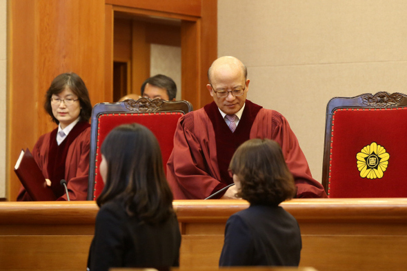 박한철 헌법재판소장(오른쪽)이 30일 서울 종로구 재동 헌법재판소에서 공직선거법의 선거구 획정 관련 조항에 대한 헌법소원 사건의 결정 선고를 하려고 대심판정에 입장하고 있다. 왼쪽은 이정미 재판관. 이정아 기자 leej@hani.co.kr