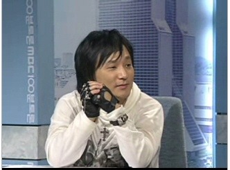 2005년 100분토론 패널로 참가한 신해철. 가죽 장갑에 후드티 차림은 논란의 대상이 됐다. MBC 갈무리