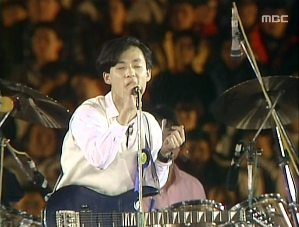 1988년 12월24일 제12회 MBC 대학가요제 마지막 출전자 무한궤도의 무대. 리더 신해철이 열창하고 있다. MBC 갈무리
