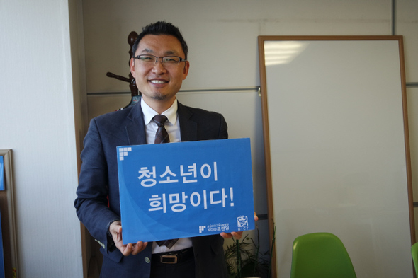 서울 여의도 프렌딩 사무실에서 ‘청소년이 희망이다’라는 피켓을 들고 포즈를 취한 백두원 대표.