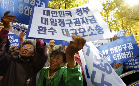 대일청구 보상금 돌려달라 아시아태평양전쟁희생자 한국유족회와 일제강점하 유족회 회원들이 3일 오전 서울 종로구 세종로 정부서울청사 뒷문에서 ‘대일 청구권 자금 환수 대규모 유족 반환소송 제기’ 기자회견을 열어 1965년 일본에서 무상으로 받은 자금은 피해자들의 보상금이므로 1인당 1억원의 피해보상금 반환과 당시 협상을 했던 김종필 전 국무총리에게 협상 내용과 자금 사용 내용 등을 증언하도록 하라고 요구하고 있다.  이종근 기자 root2@hani.co.kr