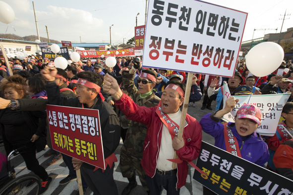 주한미군 잔류에 항의하는 경기도 동두천 시민들이 5일 오후 동두천시 보산동 미2사단 캠프 케이시 앞에서 총궐기대회를 마친 뒤 구호를 외치며 미군기지 이전을 촉구하고 있다. 동두천/김성광 기자 flysg2@hani.co.kr