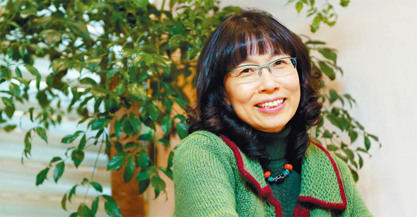 명지대를 거쳐 이화여대 국문과에서 학생을 가르치고 있는 정끝별 시인은 “중국 유학생들에게 한국어 조사용법을 가르치다가 <은는이가>라는 시를 착상했다”고 밝혔다. 신소영 기자 viator@hani.co.kr