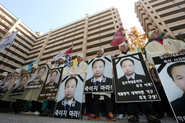 고용 불안과 저임금, 인격 모독 등에 시달리다 지난달 7일 분신한 뒤 한달 만에 숨진 서울 압구정동 신현대아파트 경비원 이만수씨를 추모하는 결의대회가 9일 낮 ‘경비노동자 이만수 열사 장례투쟁위원회’ 주최로 이 아파트 앞에서 열렸다. 결의대회를 마친 민주노총 서울본부 조합원들이 이씨가 분신한 105동 앞에서 그의 영정을 들고 ‘입주자대표회의 즉각 사과’와 ‘재발방지 대책기구 구성’을 요구하고 있다.  강재훈 선임기자 khan@hani.co.kr