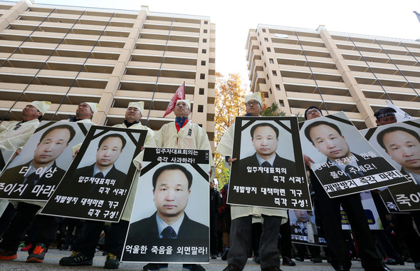 고용불안과 저임금 및 인격 모독 등에 시달리다 지난 10월 7일 분신을 시도한 뒤 사망한 압구정 ㅅ아파트 경비원을 추모하는 결의대회를 마친 민주노총 서울본부 노조원들이 신현대아파트 단지 안으로 행진해 들어가 이만수씨가 분신 투신한 105동 앞에서 결의대회를 이어가고 있다. 강재훈 선임기자 khan@hani.co.kr