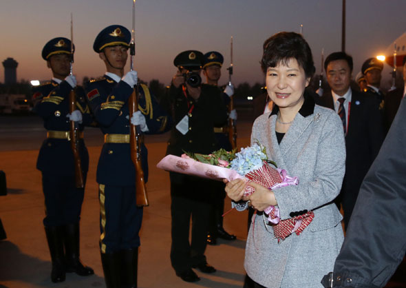 박근혜 대통령이 9일 오후 아시아태평양경제협력체(APEC) 정상회의 참석을 위해 중국 베이징 서우두 국제공항에 도착해 의장대 앞을 지나고 있다 . 베이징/이정용 선임기자 <A href="mailto:lee312@hani.co.kr">lee312@hani.co.kr</A>