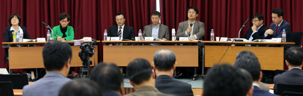 ‘사용후핵연료, 무엇을 어떻게 어디에 저장할 것인가?’를 주제로 3일 오후 서울 마포구 한겨레신문사에서 열린 한겨레사회정책포럼에서 참석자들이 토론을 하고 있다. 김경호 선임기자 jijae@hani.co.kr