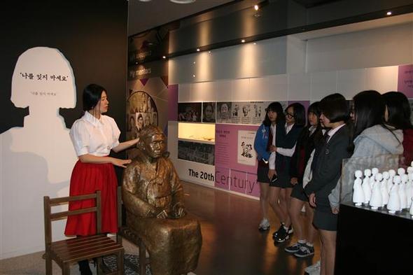 지난 4일 경기도 고양시에 자리잡은 국립여성사전시관 상설전시관에서 김혜숙 학예사가 일본군 ‘위안부’ 피해자인 김학순 할머니의 모습으로 만든 소녀상을 설명하고 있다.