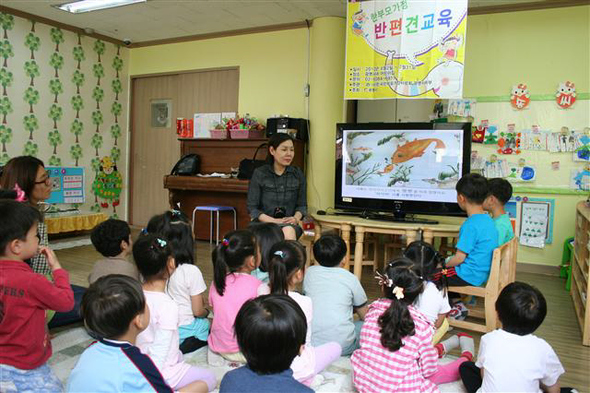 한부모가정지도사가 어린이집 아이들에게 ‘한부모가정 반편견 교육’을 진행하고 있다. <한겨레> 자료사진