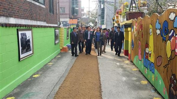 경기도 수원시 팔달구 인계동 주민들이 만든 벽화 골목길 ‘인계 올레길’의 조성사업이 완료됐다. 원도심의 슬럼화 방지를 위해 시작된 이 사업은 인계동 주민들이 추진단을 결성하고 주민 등 200여명이 참여해 이뤄졌으며, 총 15㎞의 골목길에 벽화와 정원 등을 조성했다. 수원시 제공