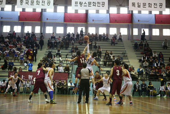 서강대와 일본 조치대의 한일교류전인 ‘소펙스 2014’에서 서강대가 축구, 농구에서 승리해 처음으로 종합우승을 차지했다. 사진 서강대 제공