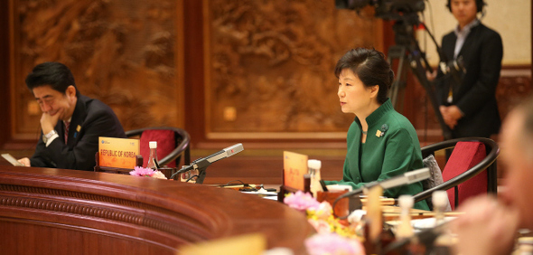 박근혜 대통령(오른쪽), 아베 일본 총리(왼쪽).