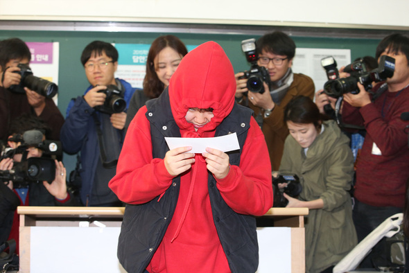 2015학년도 대학수학능력시험을 하루 앞둔 12일 오전 서울 안국동 풍문여고 3학년 교실에서 한 수험생이 모자를 꼼꼼히 쓴 채 교단에 나와 선생님께 수험표를 받아가고 있다. 이날 풍문여고에서는 선생님들과 전교생이 운동장에 도열해 수험표를 받고 예비소집을 위해 일찍 귀가하는 수험생들을 격려하고 응원했다. 이정아 기자 leej@hani.co.kr 2015학년도 대학수학능력시험을 하루 앞둔 12일 오전 서울 안국동 풍문여고 3학년 교실에서 한 수험생이 모자를 꼼꼼히 쓴 채 교단에 나와 선생님께 수험표를 받아가고 있다. 이날 풍문여고에서는 선생님들과 전교생이 운동장에 도열해 수험표를 받고 예비소집을 위해 일찍 귀가하는 수험생들을 격려하고 응원했다. 이정아 기자 leej@hani.co.kr