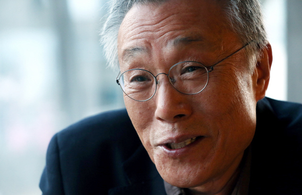 ‘한국 명단편 101선’ 연재를 마친 작가 황석영. “단편소설들을 읽어 보면 식민지 근대에서부터 현재까지가 하나로 연결되어 있다는 사실을 알게 된다. 지금 우리 사회는 외양은 포스트모던이지만 내면은 아직도 근대를 극복하지 못한 상태”라고 말했다.
김경호 선임기자 jijae@hani.co.kr
